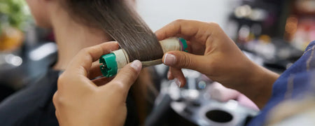 Hoe haarrollers gebruiken voor perfecte krullen en volume