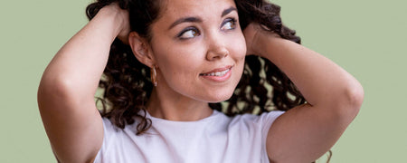 Wie man lockiges Haar mit Feuchtigkeit versorgt: Natürliche Methoden für hydratisierte, definierte Locken