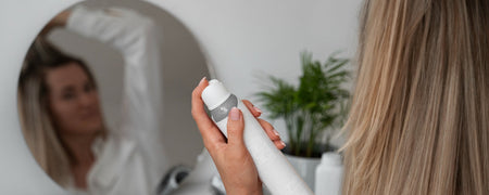 ¿Es mejor usar el champú seco antes o después de peinarse? Una guía para utilizarlo correctamente