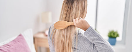 Wie man Haare ohne Hitze glättet: Natürliche Methoden für glattes, gesundes Haar