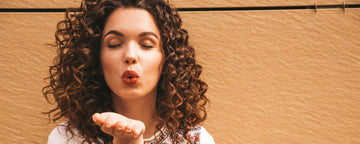 Mousse for curly hair: Guide to volume, definition and styling