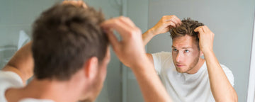 Mand bruger hårvoks i sit hår
