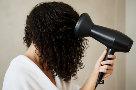 Hoe droog je krullend haar droog zonder kroezen: tips van experts voor gladde resultaten