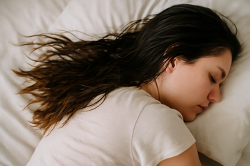 does sleeping with wet hair cause breakage - illustration