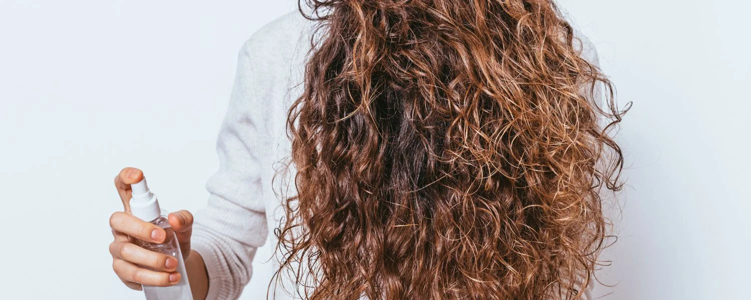 Kvinde bruger hårserum