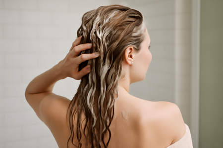 Kuinka lisätä äänenvoimakkuutta hiuksiin kiusaamatta: Tutustu vaivatonta tekniikkaa täydellisemmille hiuksille