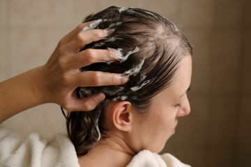 signs of thinning hair female - illustration