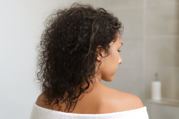 why is my curly hair frizzy after washing - illustration