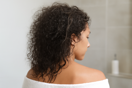 "Why is my curly hair frizzy after washing? Discover the causes and solutions"