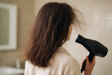 how to keep straight hair from frizzing - illustration