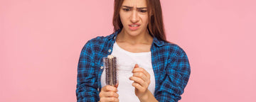 Kvinde der fælder meget hår