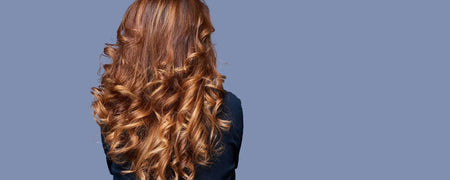 Cosa sono i riccioli a spillo? Una guida ai riccioli vintage senza calore