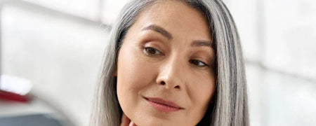 Chute de cheveux à la ménopause - Grand guide des causes et des traitements